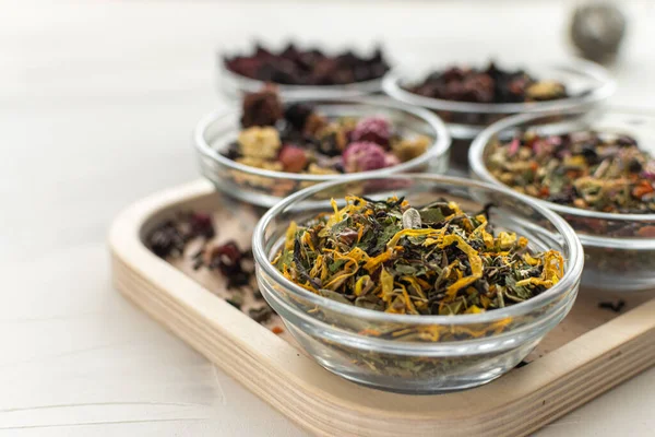 Hafif arka planda cam kaselerde bitki ve meyve çayı. Yakın çekim ve seçici odaklanma. Lezzetli ve sağlıklı vejetaryen içecekleri. Bağışıklığı güçlendiriyor.