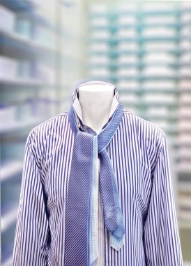 Erkekler kravat ile kısa