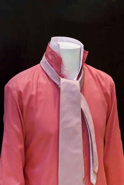 A boltban egy rózsaszín nyakkendő csomó piros póló — Stock Fotó