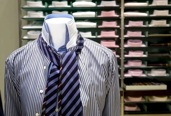 Одежда бизнесмен (рубашка и галстук в магазине ) — стоковое фото