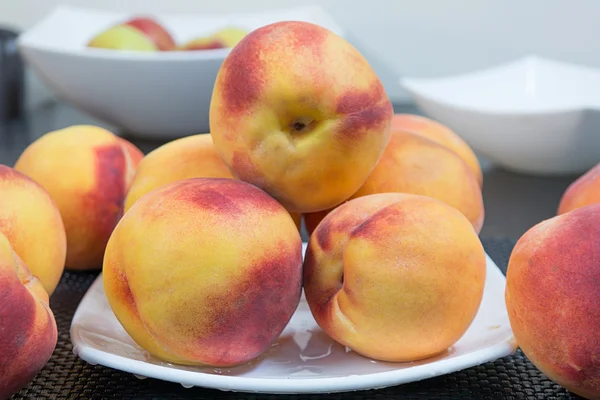 Many peaches — Stock Photo, Image