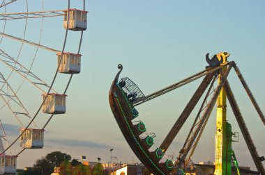 Dönme dolabın küçük bir parçası ve fuarda bir teknenin pruvası..