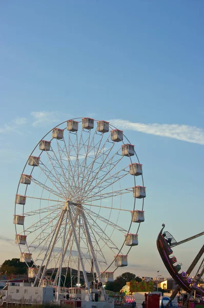 Fotografía Vertical Una Rueda Ferris Del Recinto Ferial Proa Barco — Foto de Stock