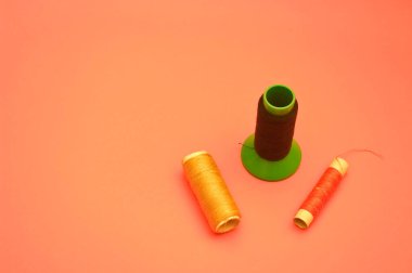 Elbise tamiri için üç makara iplik..