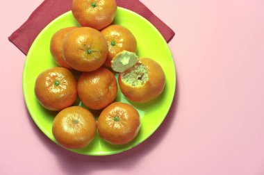 Organik bahçeden yeni toplanmış mandalinalar..