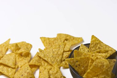 Yemeklerden önce sosları daldırmak için organik nacho..