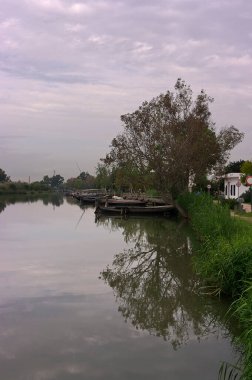 Valencia İspanya 'nın Albufera' sına akan limanın kanalı..