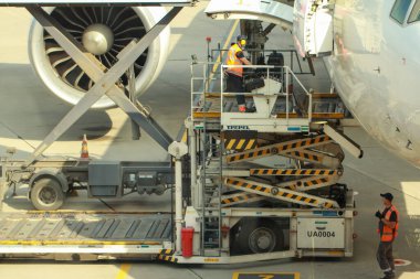 Vnukovo Havaalanı, Moskova 'dan kalkmadan önce uçağa yükleme. 