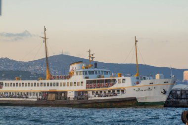 İstanbul 'dan gelen feribot, Adalar Adaları, Türkiye, İstanbul, Büyükada' da akşam durağı