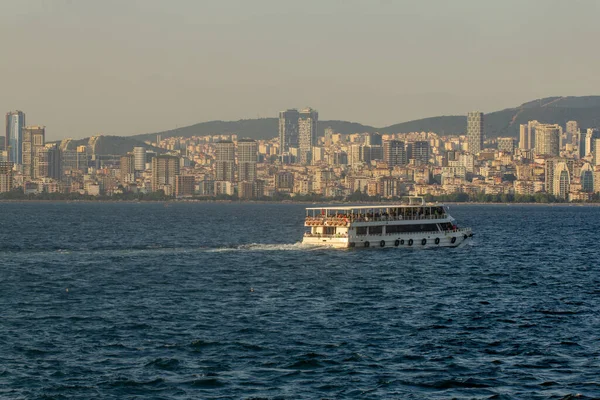 Adara Adaları 'ndan kalkan feribotla Stanbul, Türkiye, İstanbul, Büyükkada