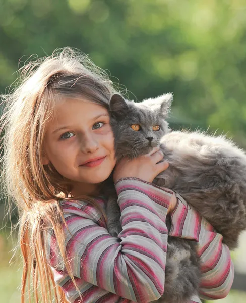 Ευτυχισμένο παιδί με γάτα. παιδί που δείχνει — Φωτογραφία Αρχείου
