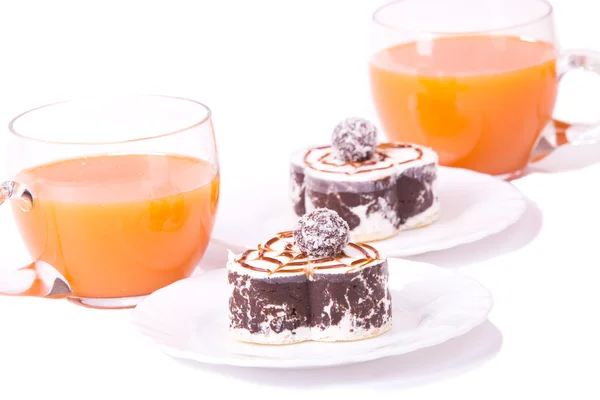 Dos pasteles en platos con jugo en blanco aislado — Foto de Stock