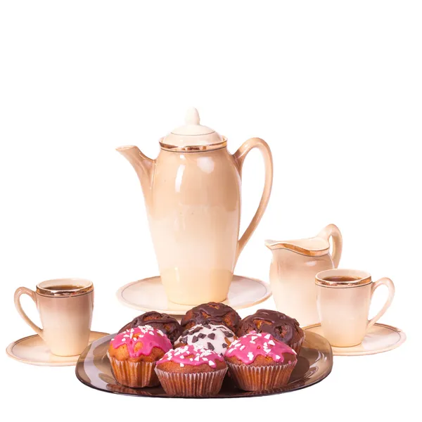 Tazas de café y magdalenas en platos sobre blanco aislado — Foto de Stock