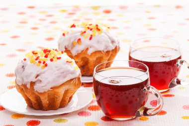 bardak çay ve kekler