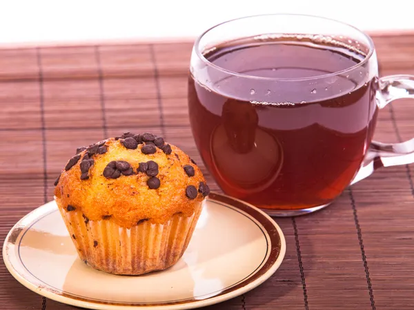 Ontbijt kopje thee en muffin — Stockfoto