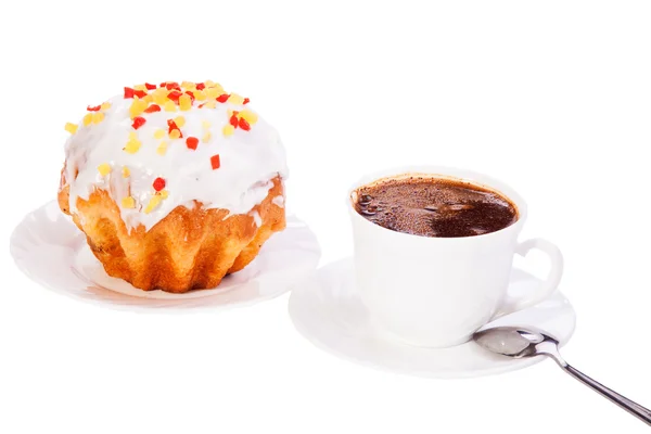 Kuchen auf einem Teller mit einer Tasse Kaffee auf weiß isoliert — Stockfoto