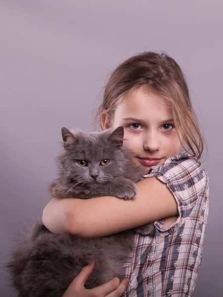 Happy child with cat. Kid showing — Stock Photo, Image