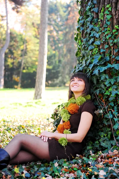 Vrouw zitten onder een boom — Stockfoto