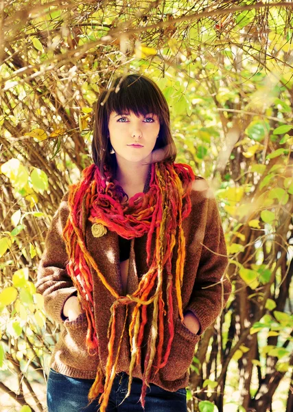 Chica en hojas de otoño . — Foto de Stock