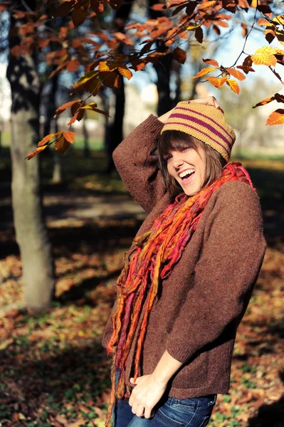 Mädchen im Herbstpark. — Stockfoto