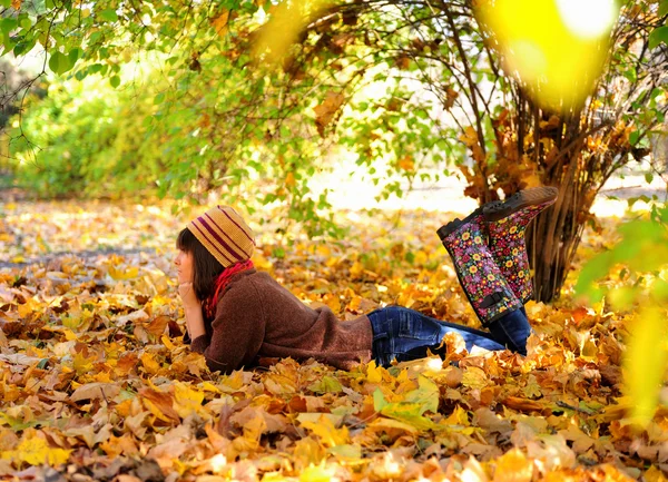 Κορίτσι ξαπλωμένο σε φύλλα. — Φωτογραφία Αρχείου