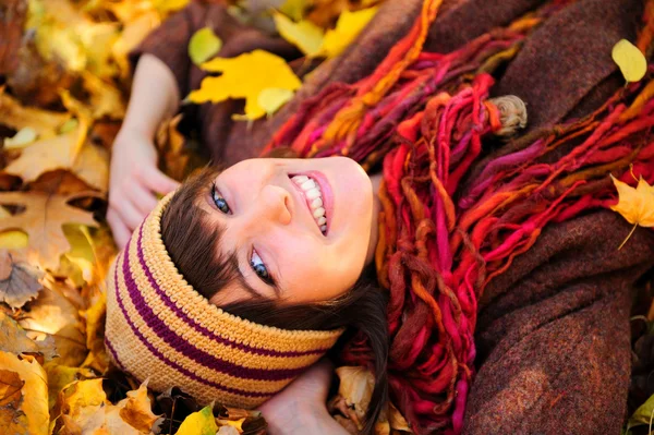 Retrato de menina deitado em folhas . — Fotografia de Stock