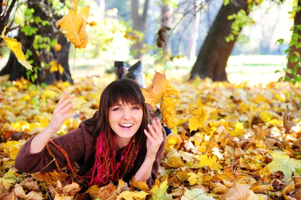 Dívka ležela v listí. — Stock fotografie
