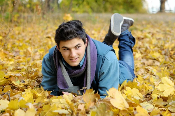 Jovem sentado no parque . — Fotografia de Stock