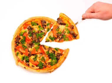 hand met segment van een pizza