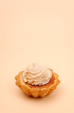 pastanın üzerine bir bej