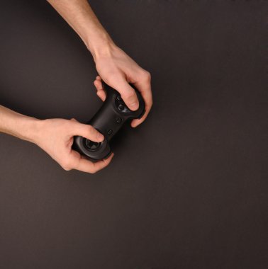 ellerinde gamepad.