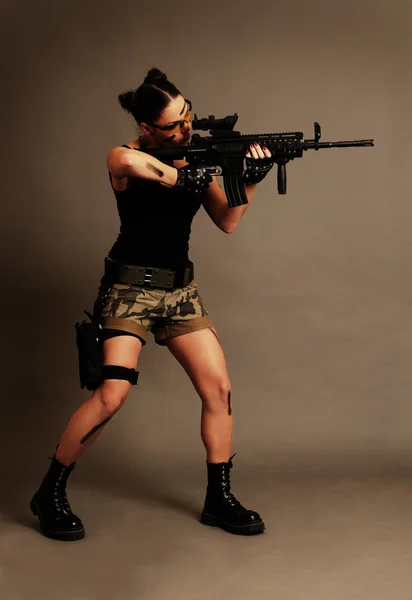 Donna con arma . — Foto Stock