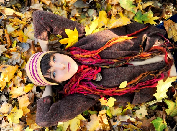 Girl lying in leaves. — Stock Photo, Image