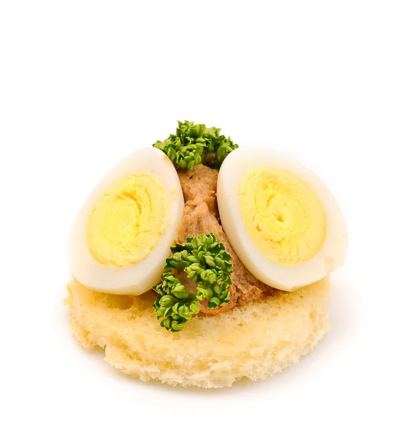 Бутерброд з перепелиними яйцями і паштетом — стокове фото