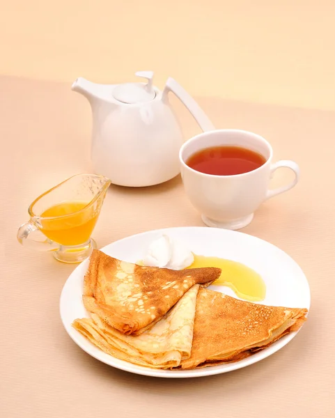 Pancakes with honey and tea — Stock Photo, Image