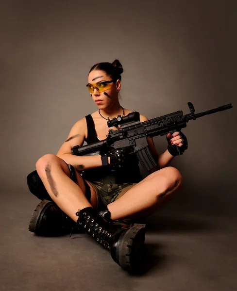 Mulher com arma . — Fotografia de Stock