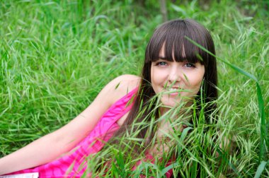 erkek çim üzerinde yalan