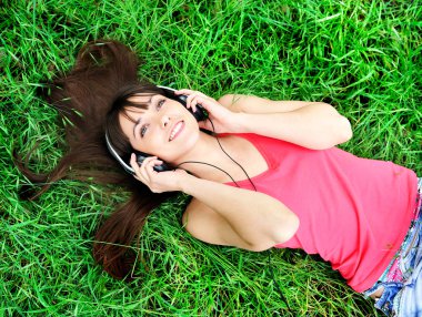 Müzik dinleyen kız