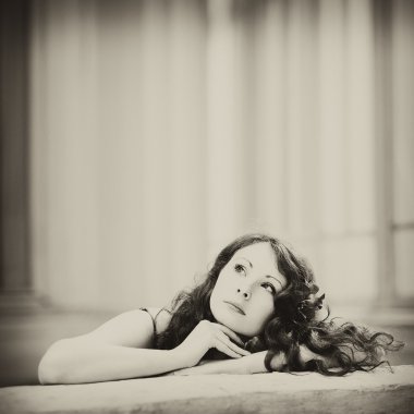 Saçında çiçek olan bir kadın..