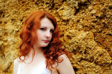 kayanın yanında kalan kadın portresi.