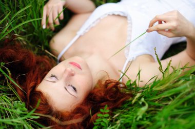 kız portre, çim alanda yalan.