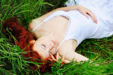 çim alan Park yatan kadın