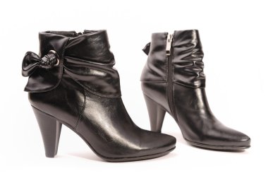 Beyaz üstüne siyah çizmeler