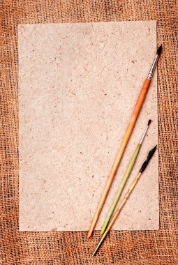 çuval bezi ve kağıt fırçaları ile