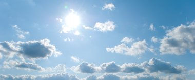 Bulutlu mavi gökyüzü