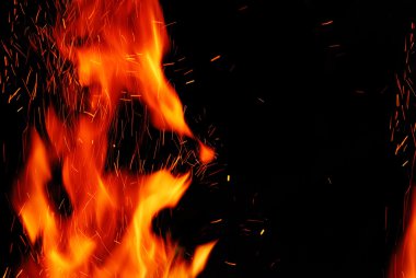 Yangın ve bir siyah arka plan üzerine alevler