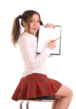 yazma ve bir klasöre form gösterilen kız öğrenci.