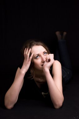 dalgın genç kadın