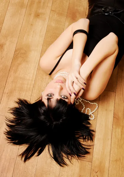 Menina deitada em um chão — Fotografia de Stock