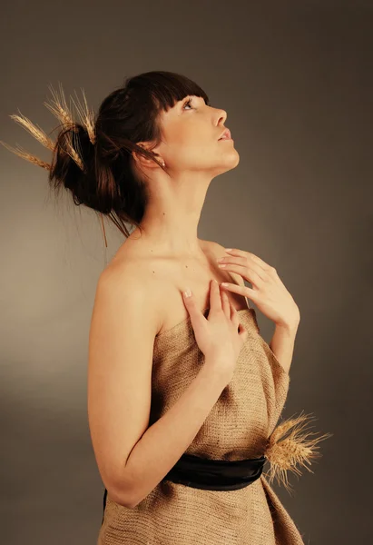 Mujer con espigas de trigo — Foto de Stock